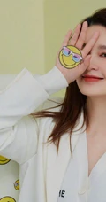 笑容自在，笑脸陪伴，李沁微笑表情T恤装扮甜美可人户外写真美照
