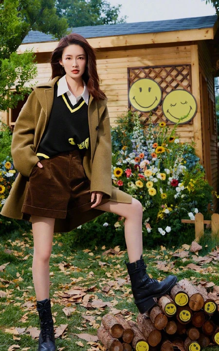 笑容自在，笑脸陪伴，李沁微笑表情T恤装扮甜美可人户外写真美照