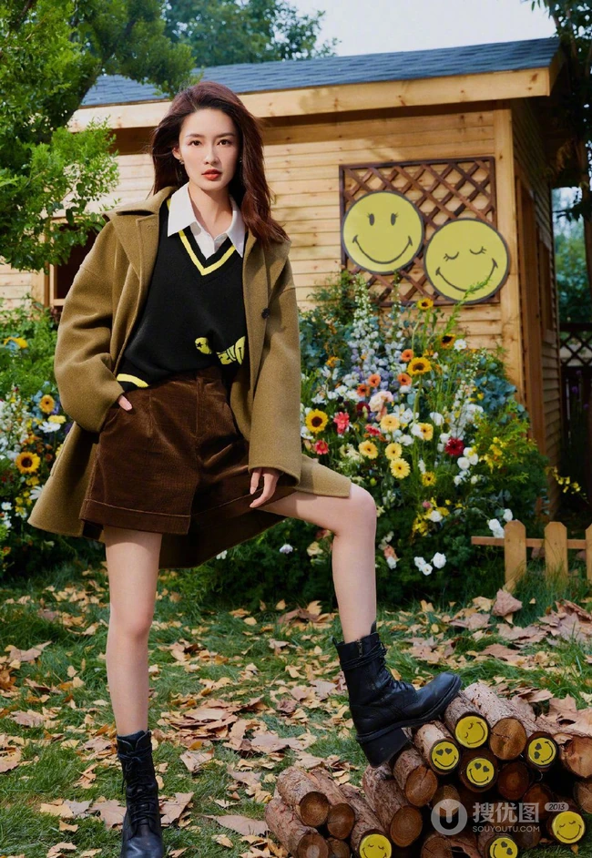 笑容自在，笑脸陪伴，李沁微笑表情T恤装扮甜美可人户外写真美照