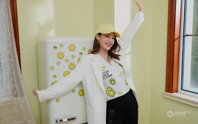 笑容自在，笑脸陪伴，李沁微笑表情T恤装扮甜美可人户外写真美照