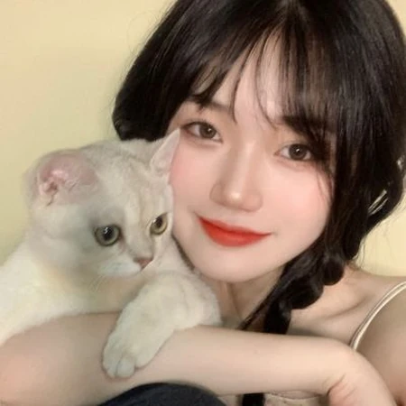 和宠物猫，宠物狗狗一起上镜的可爱女生真人2021网图头像图片