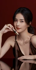 白鹿气质时尚露肩装肩带裙写真，手拿唇膏，展现温柔女人独特魅力