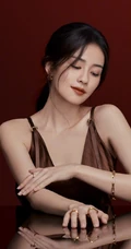 白鹿气质时尚露肩装肩带裙写真，手拿唇膏，展现温柔女人独特魅力
