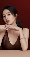 白鹿气质时尚露肩装肩带裙写真，手拿唇膏，展现温柔女人独特魅力