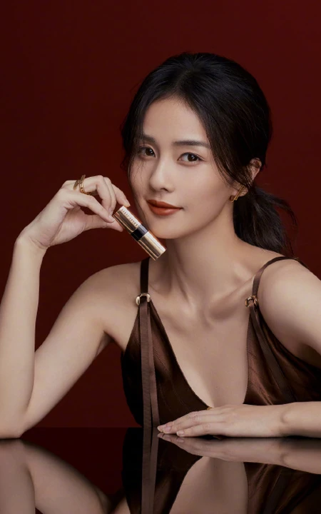 白鹿气质时尚露肩装肩带裙写真，手拿唇膏，展现温柔女人独特魅力