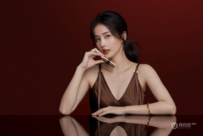 白鹿气质时尚露肩装肩带裙写真，手拿唇膏，展现温柔女人独特魅力