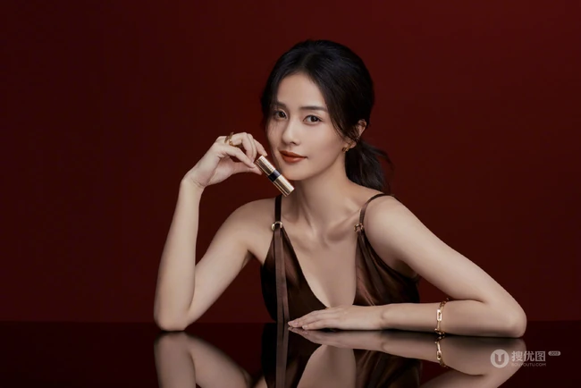 白鹿气质时尚露肩装肩带裙写真，手拿唇膏，展现温柔女人独特魅力