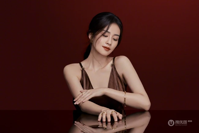 白鹿气质时尚露肩装肩带裙写真，手拿唇膏，展现温柔女人独特魅力