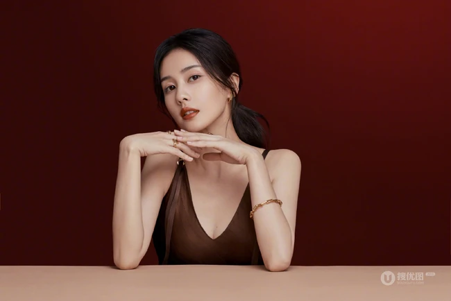 白鹿气质时尚露肩装肩带裙写真，手拿唇膏，展现温柔女人独特魅力