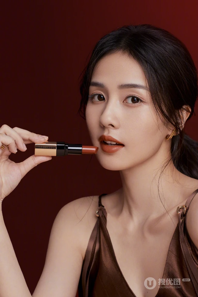 白鹿气质时尚露肩装肩带裙写真，手拿唇膏，展现温柔女人独特魅力