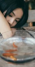 章若楠与金鱼为伴清新复古写真图片