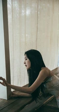章若楠与金鱼为伴清新复古写真图片