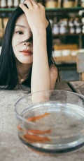 章若楠与金鱼为伴清新复古写真图片