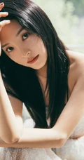 章若楠与金鱼为伴清新复古写真图片