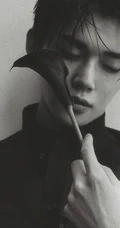 崔然竣帅气杂志图片，男团TXT成员崔然竣清俊少年气质写真照片
