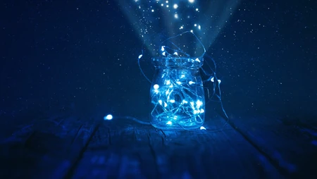 夜晚 漫天繁星 柔和的星光，灯带 荧光 玻璃瓶 唯美静物摄影壁纸图片