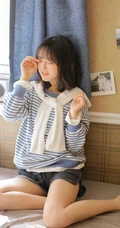 笑容甜美可爱短发少女条纹衫短裤穿搭居家室内青涩写真套图