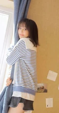 笑容甜美可爱短发少女条纹衫短裤穿搭居家室内青涩写真套图