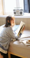 笑容甜美可爱短发少女条纹衫短裤穿搭居家室内青涩写真套图