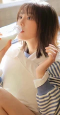 笑容甜美可爱短发少女条纹衫短裤穿搭居家室内青涩写真套图