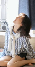 笑容甜美可爱短发少女条纹衫短裤穿搭居家室内青涩写真套图