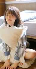 笑容甜美可爱短发少女条纹衫短裤穿搭居家室内青涩写真套图