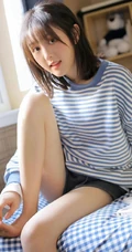 笑容甜美可爱短发少女条纹衫短裤穿搭居家室内青涩写真套图