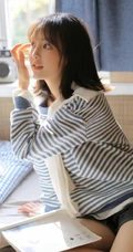 笑容甜美可爱短发少女条纹衫短裤穿搭居家室内青涩写真套图