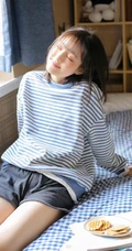 笑容甜美可爱短发少女条纹衫短裤穿搭居家室内青涩写真套图