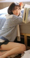笑容甜美可爱短发少女条纹衫短裤穿搭居家室内青涩写真套图