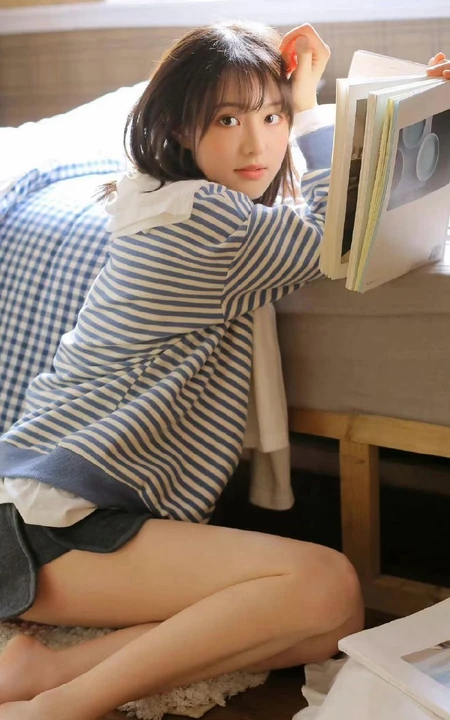 笑容甜美可爱短发少女条纹衫短裤穿搭居家室内青涩写真套图