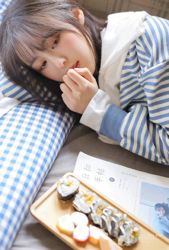 笑容甜美可爱短发少女条纹衫短裤穿搭居家室内青涩写真套图