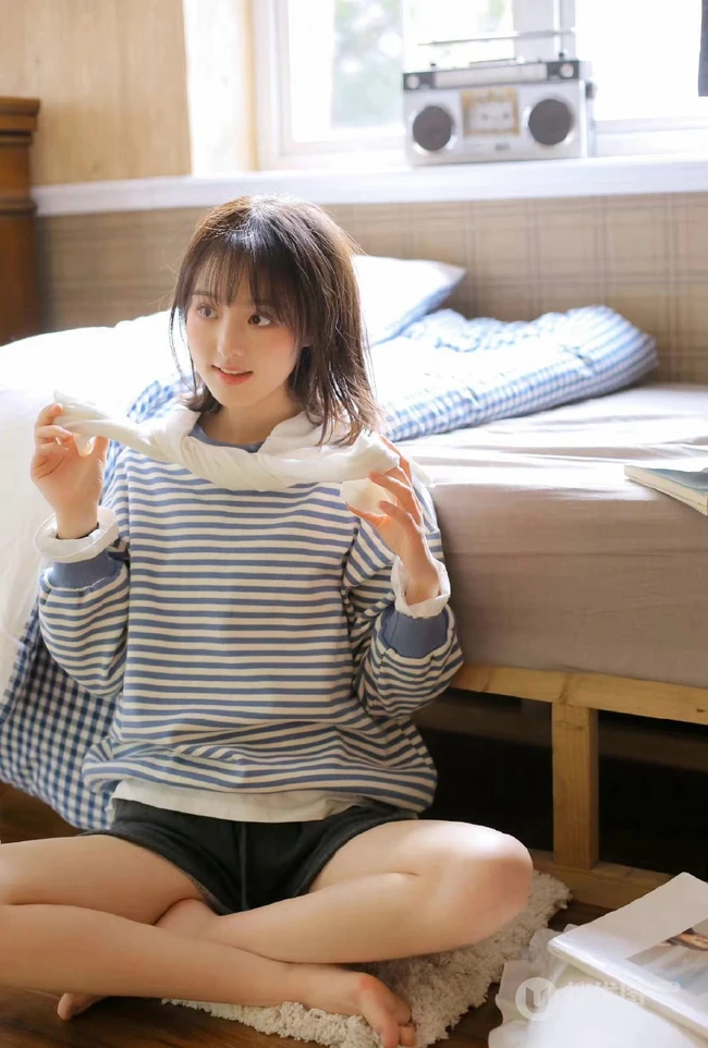 笑容甜美可爱短发少女条纹衫短裤穿搭居家室内青涩写真套图