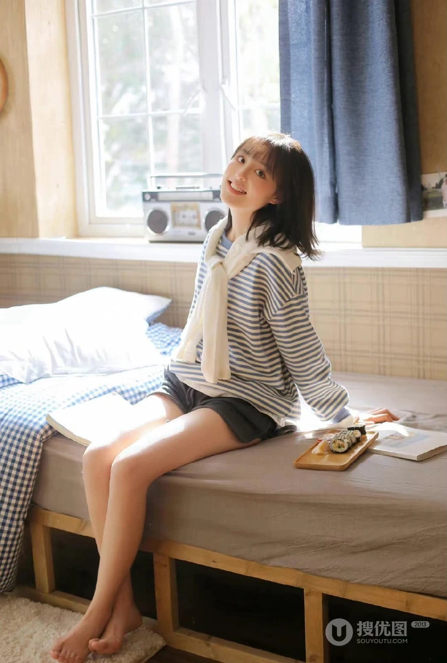 笑容甜美可爱短发少女条纹衫短裤穿搭居家室内青涩写真套图