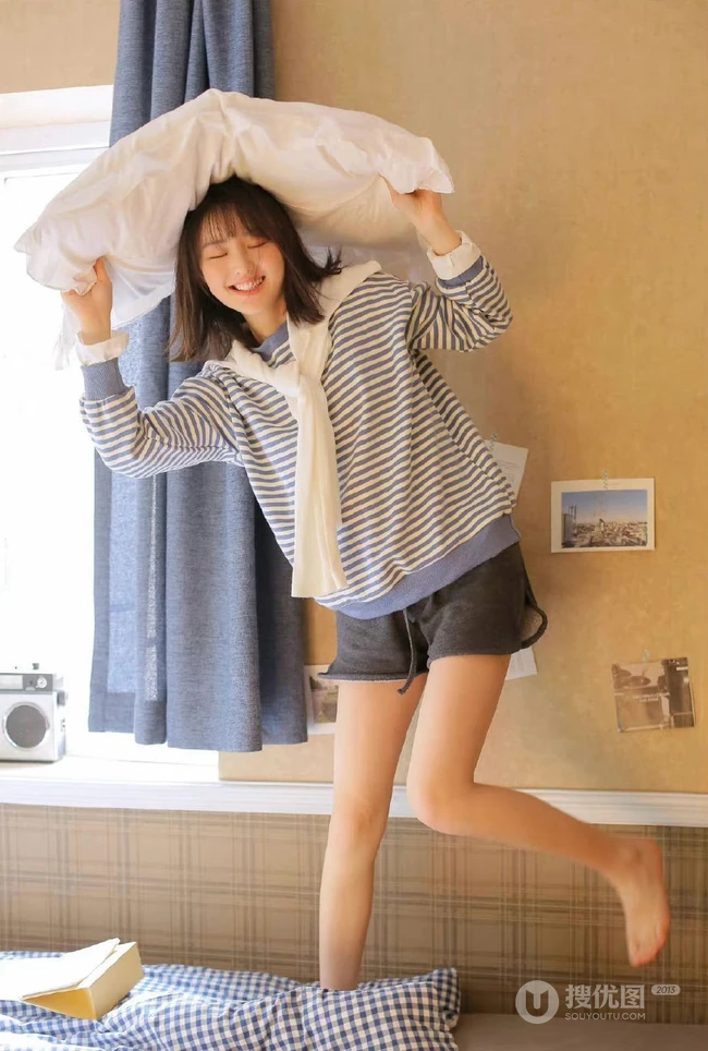 笑容甜美可爱短发少女条纹衫短裤穿搭居家室内青涩写真套图
