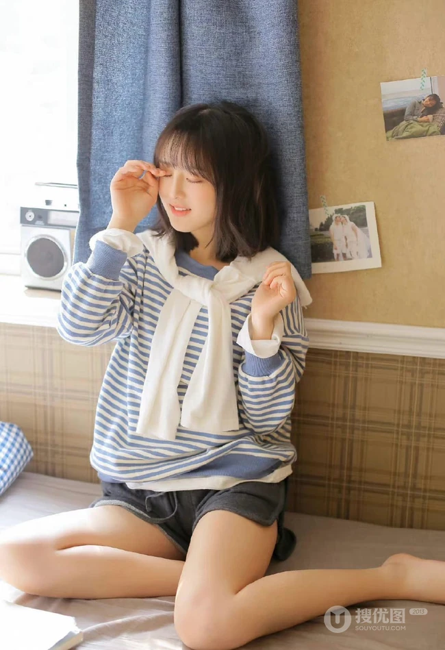 笑容甜美可爱短发少女条纹衫短裤穿搭居家室内青涩写真套图
