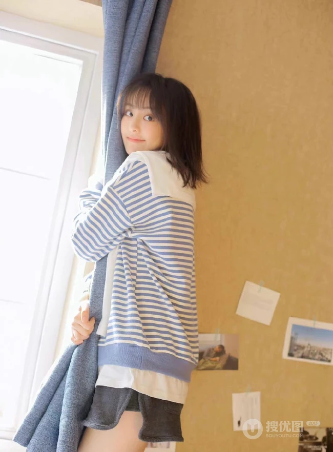 笑容甜美可爱短发少女条纹衫短裤穿搭居家室内青涩写真套图
