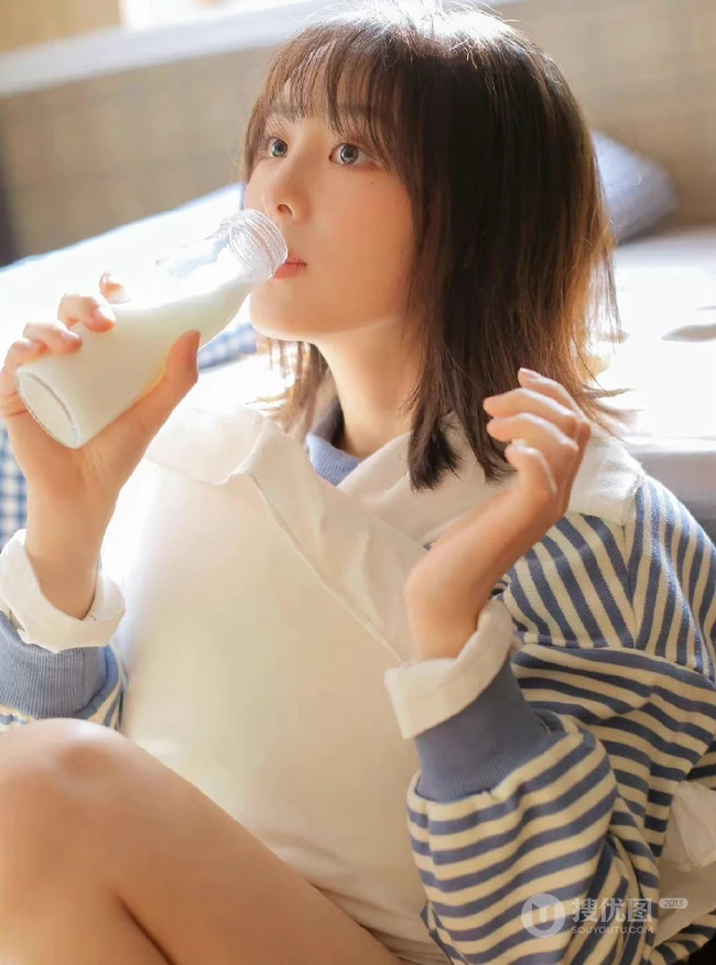 笑容甜美可爱短发少女条纹衫短裤穿搭居家室内青涩写真套图
