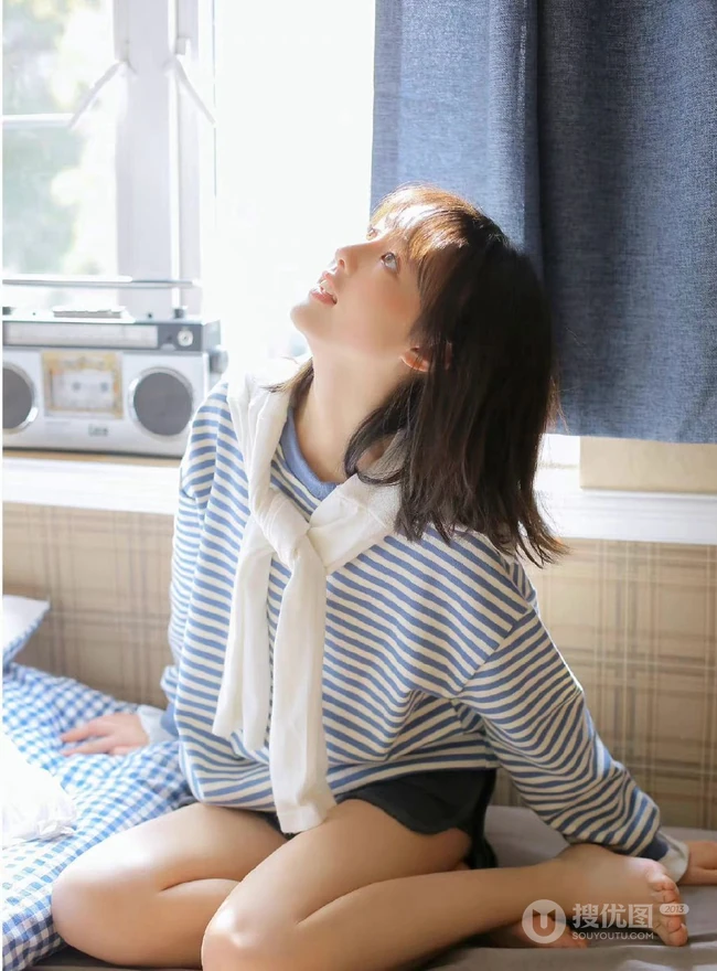 笑容甜美可爱短发少女条纹衫短裤穿搭居家室内青涩写真套图
