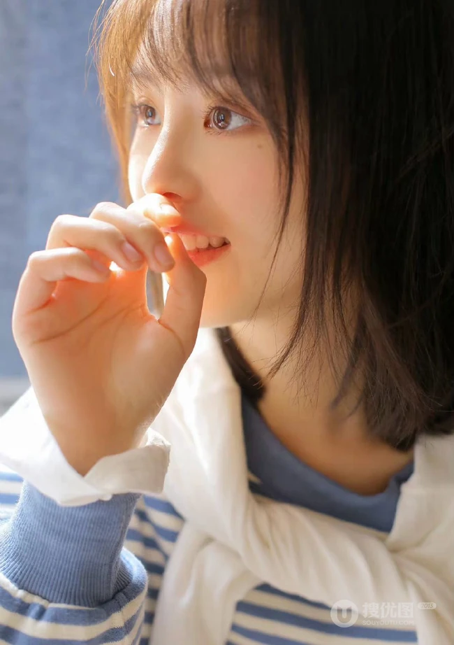 笑容甜美可爱短发少女条纹衫短裤穿搭居家室内青涩写真套图