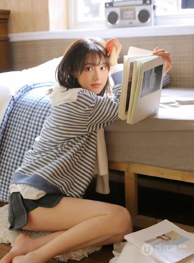 笑容甜美可爱短发少女条纹衫短裤穿搭居家室内青涩写真套图
