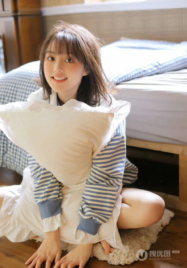 笑容甜美可爱短发少女条纹衫短裤穿搭居家室内青涩写真套图
