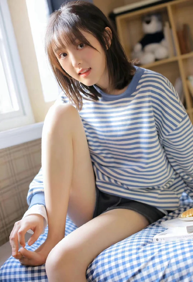 笑容甜美可爱短发少女条纹衫短裤穿搭居家室内青涩写真套图