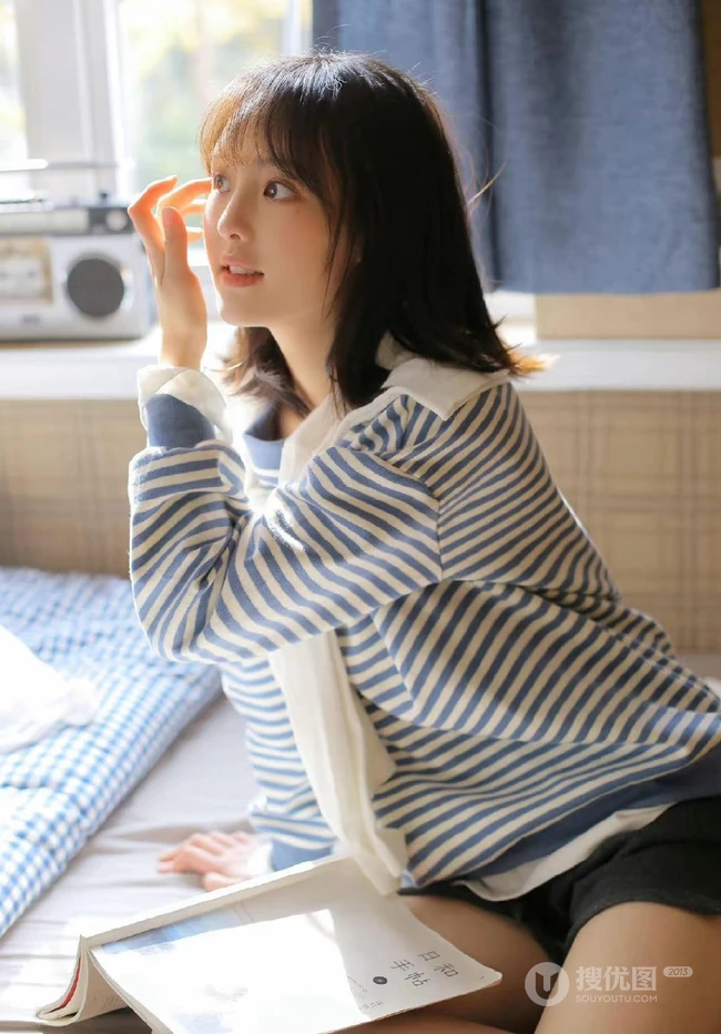 笑容甜美可爱短发少女条纹衫短裤穿搭居家室内青涩写真套图