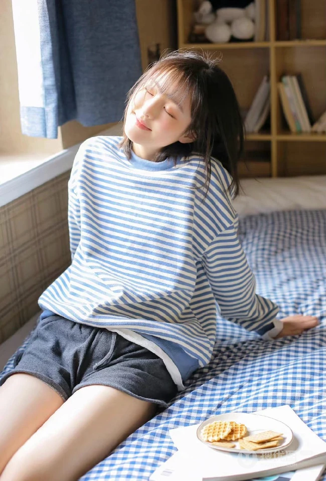 笑容甜美可爱短发少女条纹衫短裤穿搭居家室内青涩写真套图