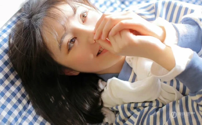 笑容甜美可爱短发少女条纹衫短裤穿搭居家室内青涩写真套图