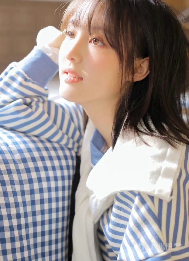 笑容甜美可爱短发少女条纹衫短裤穿搭居家室内青涩写真套图