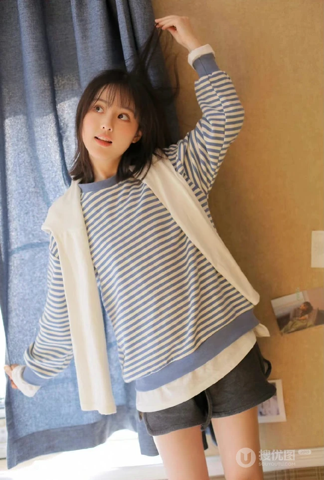 笑容甜美可爱短发少女条纹衫短裤穿搭居家室内青涩写真套图