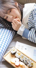 笑容甜美可爱短发少女条纹衫短裤穿搭居家室内青涩写真套图
