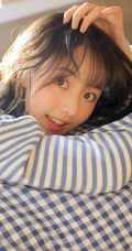 笑容甜美可爱短发少女条纹衫短裤穿搭居家室内青涩写真套图